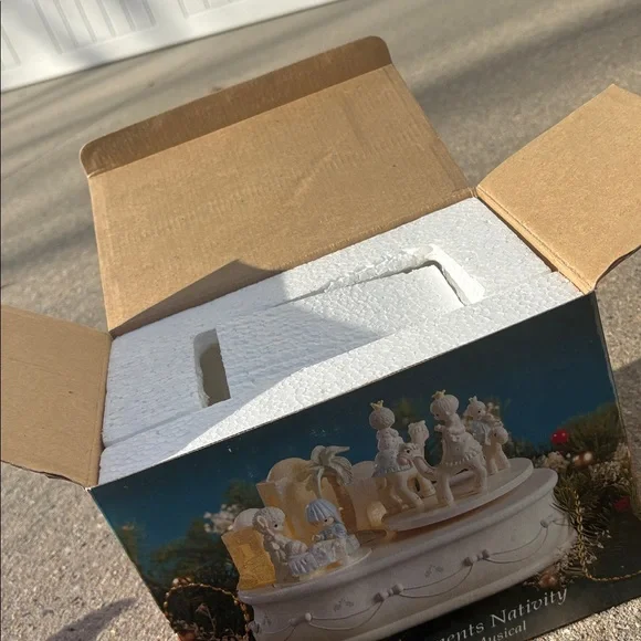 Precious moments nativity lighted action musical "Flight into into Egypt" Ensco - Picture 16 of 17